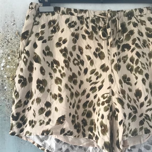 Heartloom Leopard Print Shorts (NWT) - Picture 2 of 11